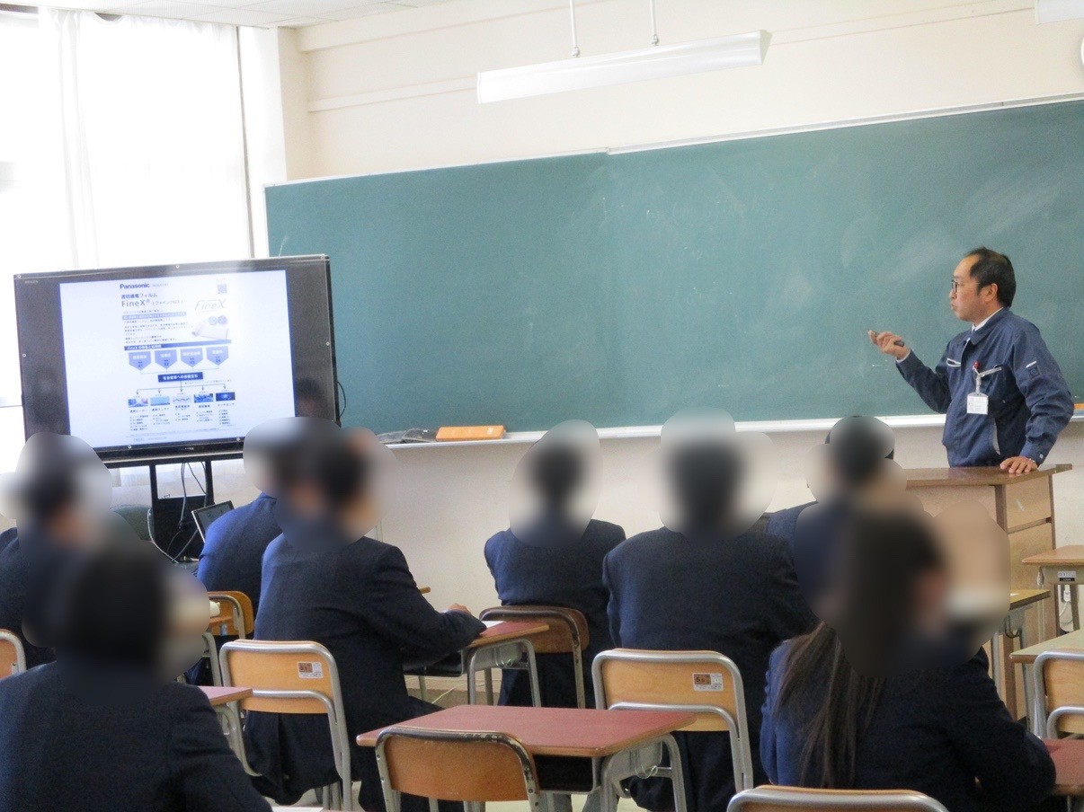 講演を聞く生徒たちの様子（顔はぼかしています）